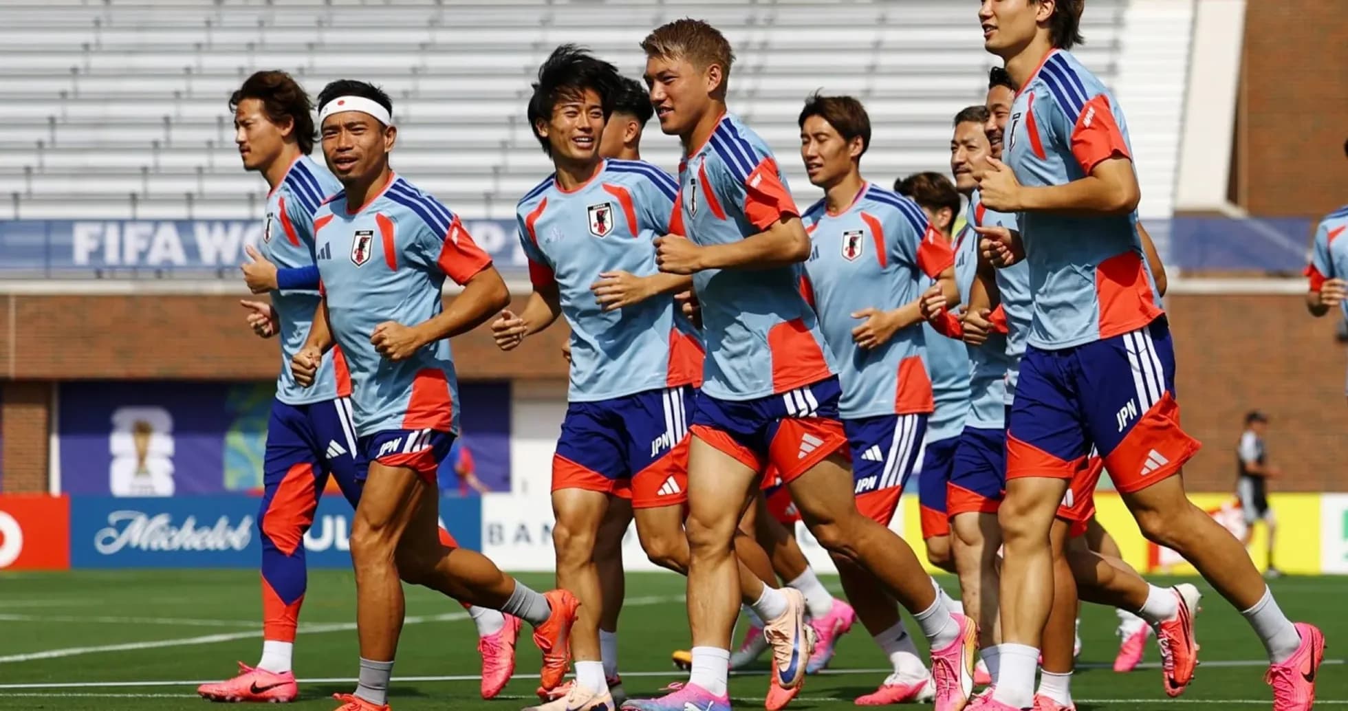 Jugadores de Japón corriendo en sesión de entrenamiento Jugadores de Japón corriendo en sesión de entrenamiento