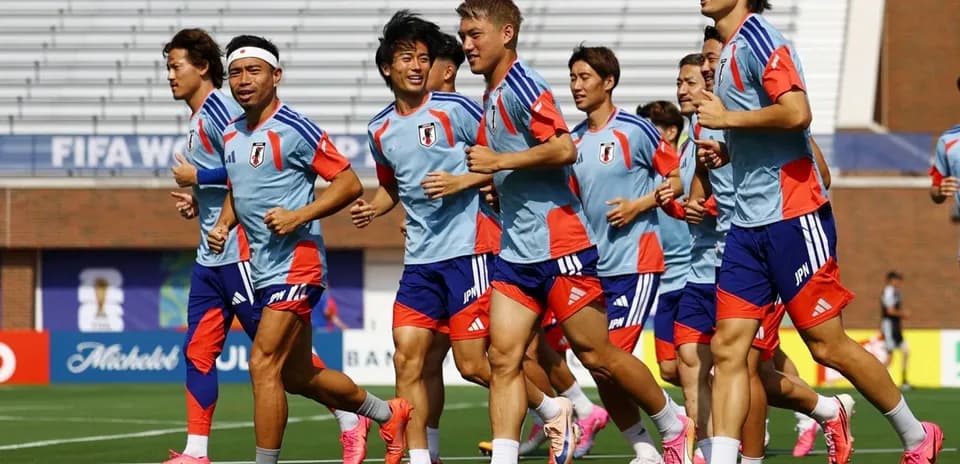 Jugadores de Japón corriendo en sesión de entrenamiento Jugadores de Japón corriendo en sesión de entrenamiento