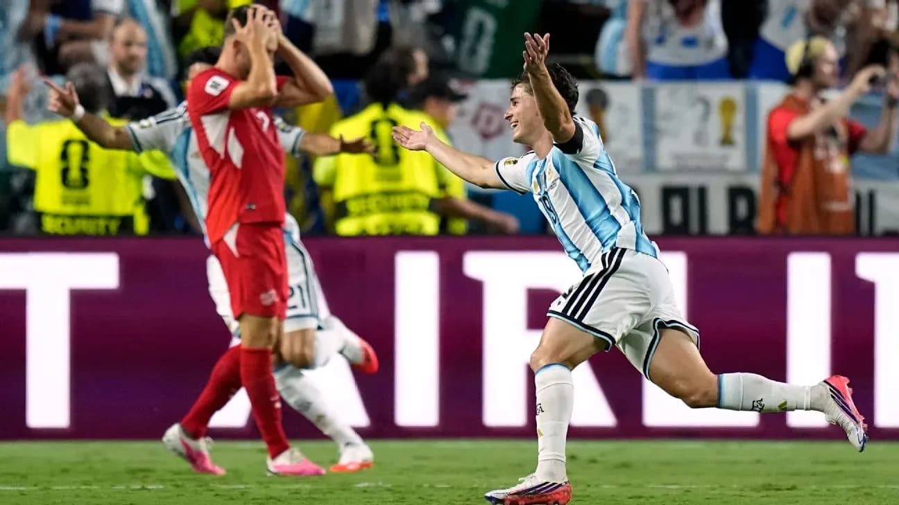 Jugador argentino celebrando un gol durante el partido Jugador argentino celebrando un gol durante el partido
