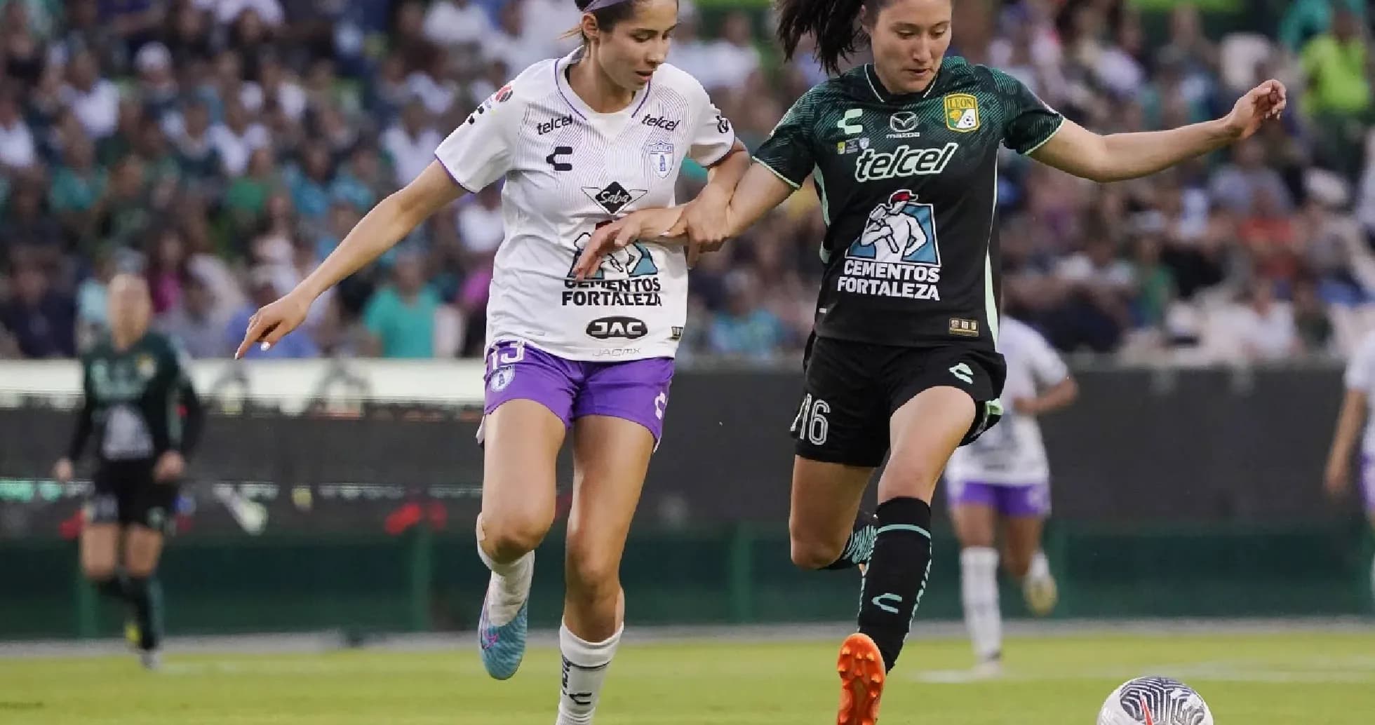 Jugadoras de Pachuca y León disputando el balón Jugadoras de Pachuca y León disputando el balón
