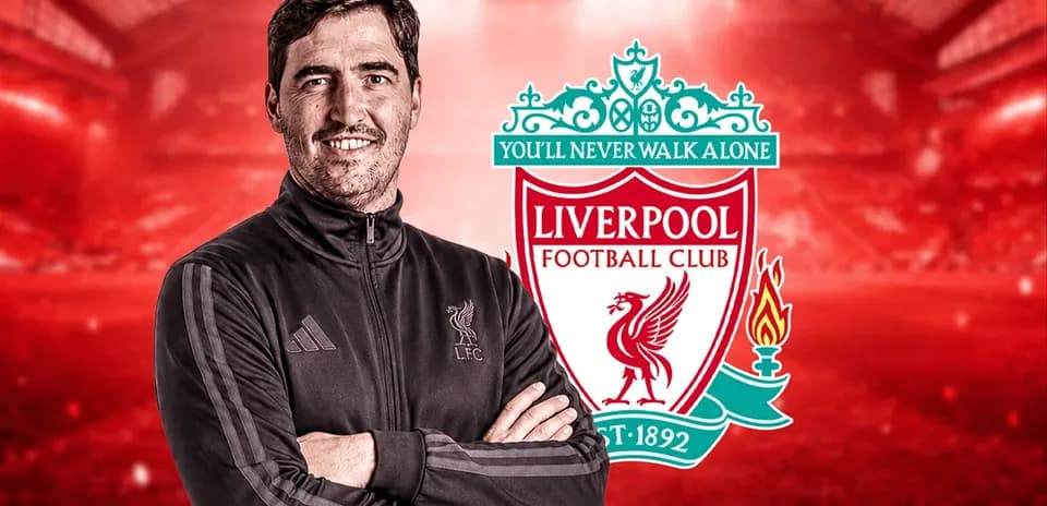 Entrenador posando frente al logo de Liverpool FC Entrenador posando frente al logo de Liverpool FC