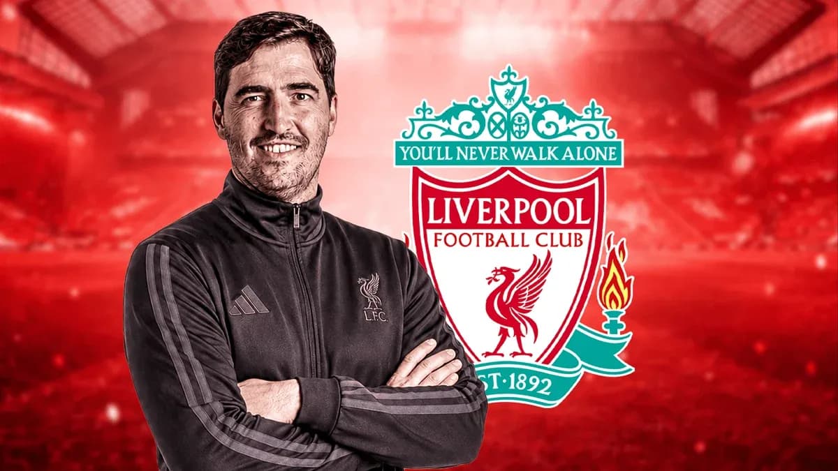 Entrenador posando frente al logo de Liverpool FC Entrenador posando frente al logo de Liverpool FC