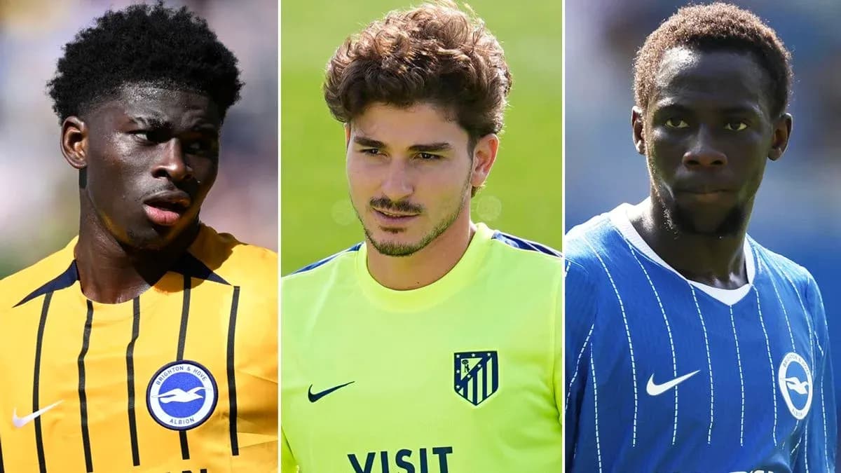 Tres jugadores de fútbol en diferentes camisetas Tres jugadores de fútbol en diferentes camisetas