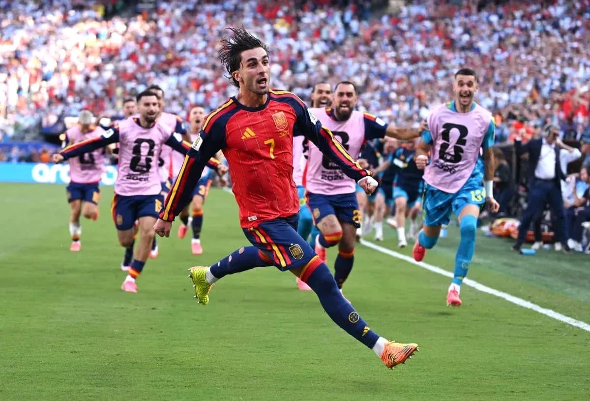 Jugador de España celebrando un gol en el campo Jugador de España celebrando un gol en el campo