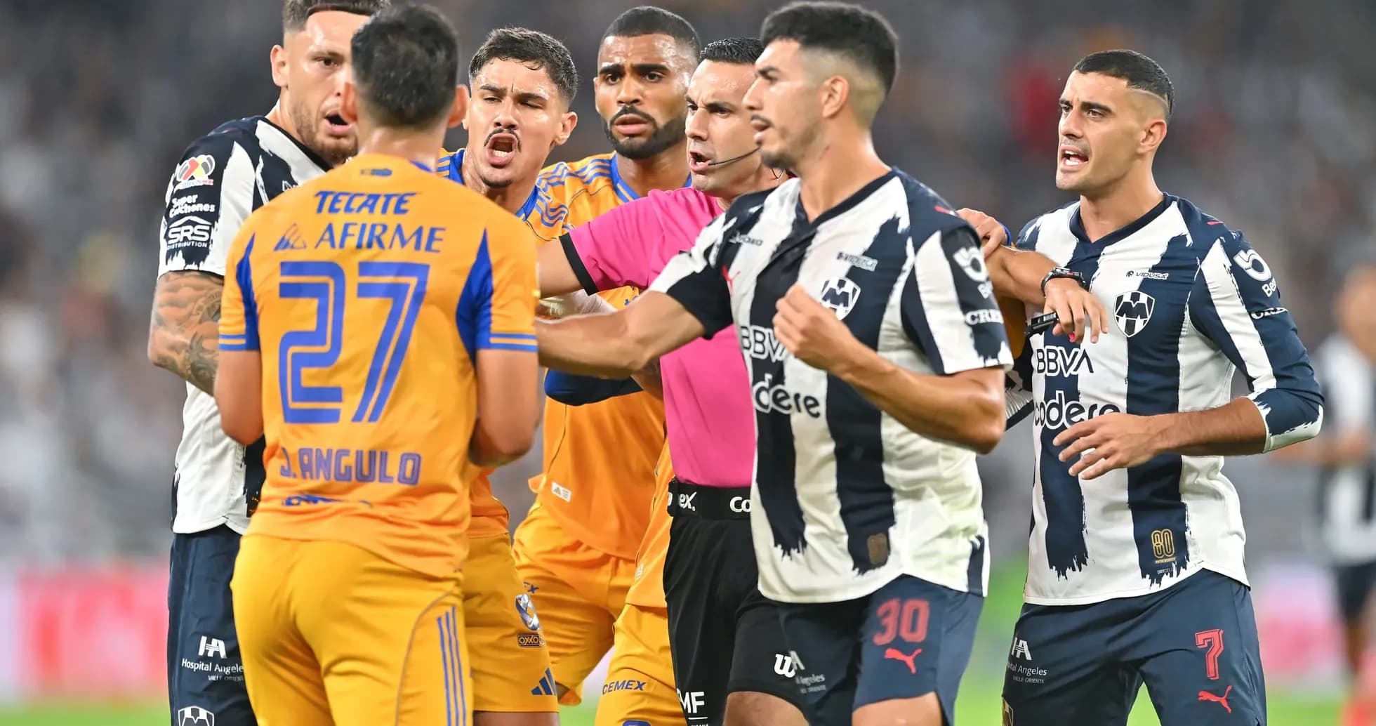 Jugadores de Monterrey y Tigres en confrontación Jugadores de Monterrey y Tigres en confrontación
