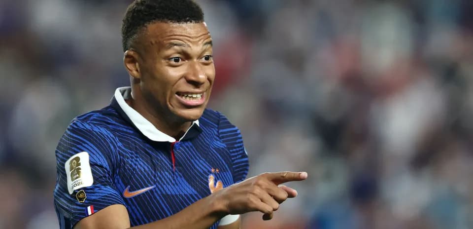 Jugador señalando durante partido con camiseta de Francia Jugador señalando durante partido con camiseta de Francia