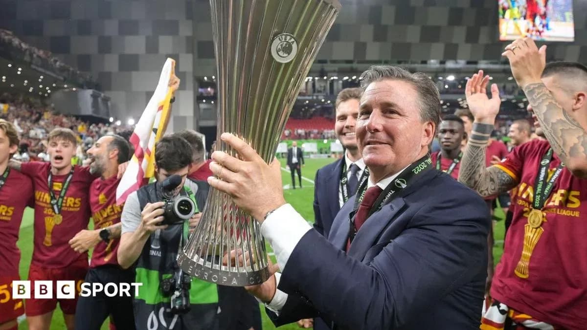 Entrenador levantando trofeo de la Europa League Entrenador levantando trofeo de la Europa League
