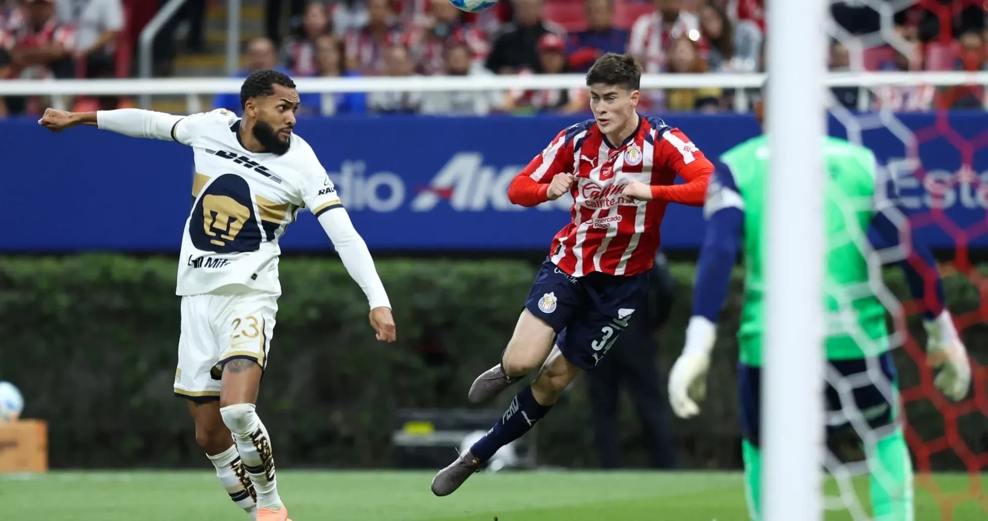 Jugadores de Chivas y Pumas en acción Jugadores de Chivas y Pumas en acción