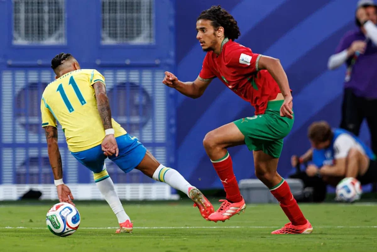Jugador brasileño evitando a oponente marroquí en el campo Jugador brasileño evitando a oponente marroquí en el campo