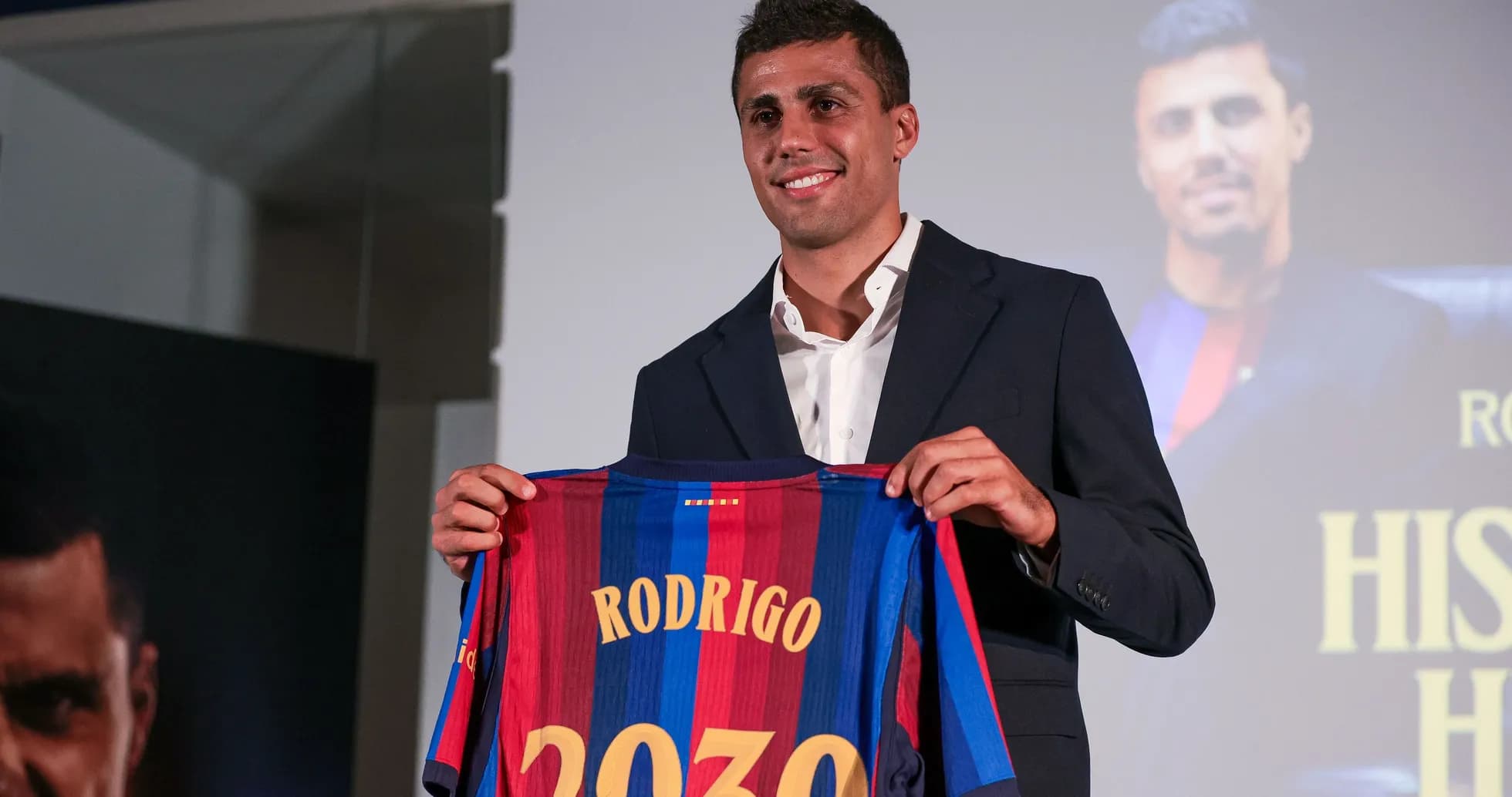Jugador presenta camiseta con nombre en evento Jugador presenta camiseta con nombre en evento