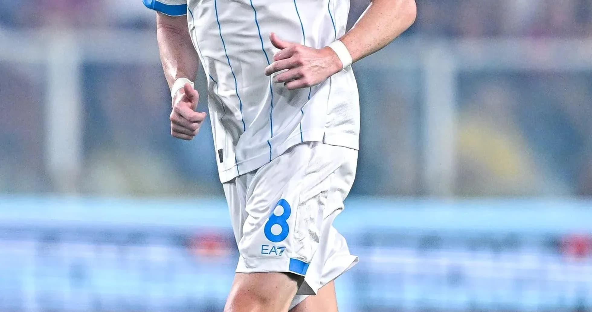 Jugador de Napoli corriendo durante un partido Jugador de Napoli corriendo durante un partido