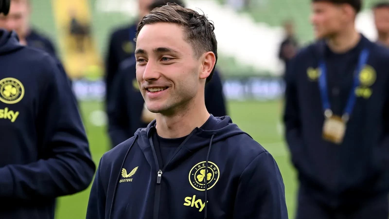 Jugador de fútbol sonriendo en el campo de juego Jugador de fútbol sonriendo en el campo de juego