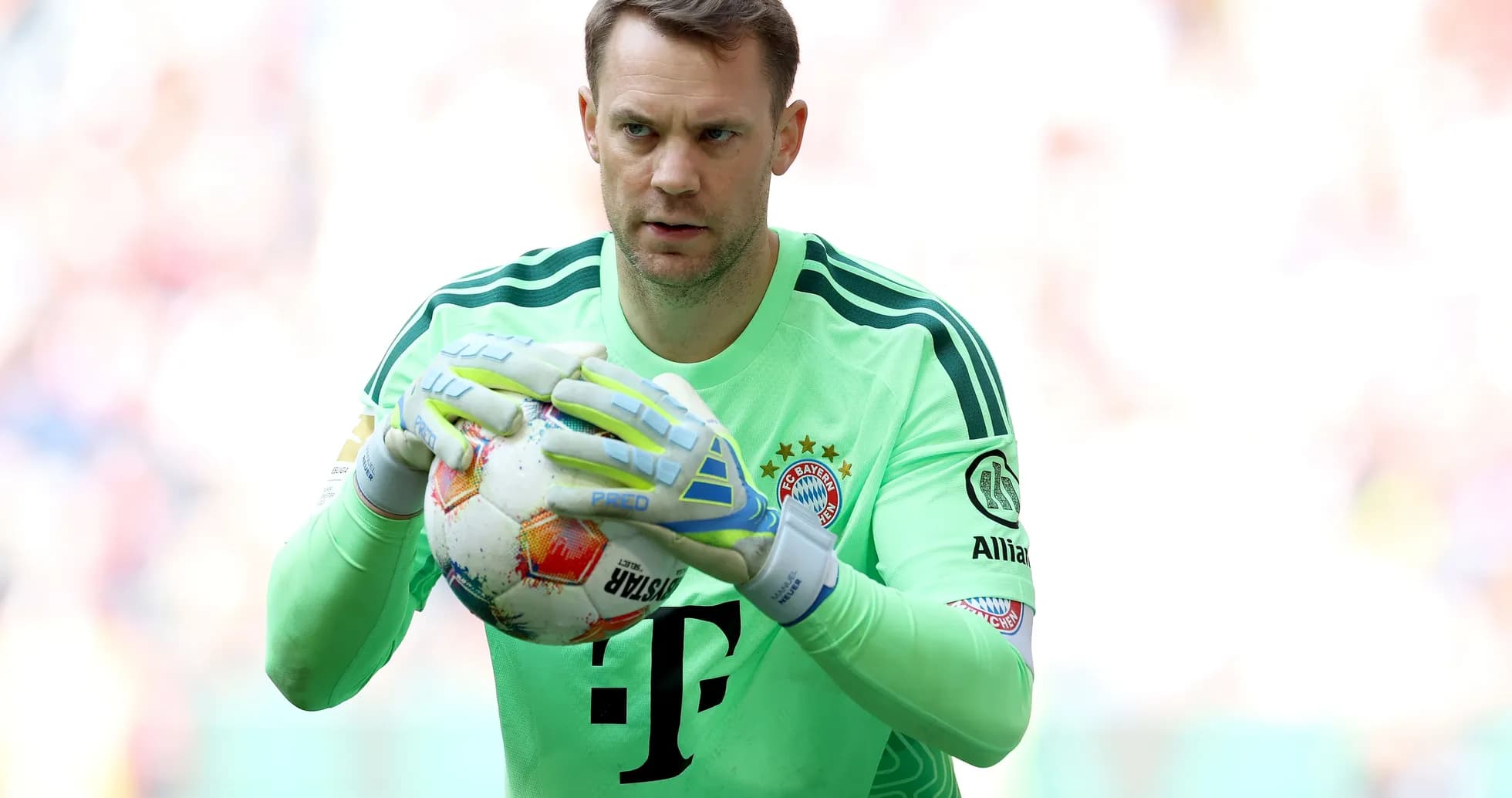 Portero de Bayern Múnich sosteniendo un balón Portero de Bayern Múnich sosteniendo un balón