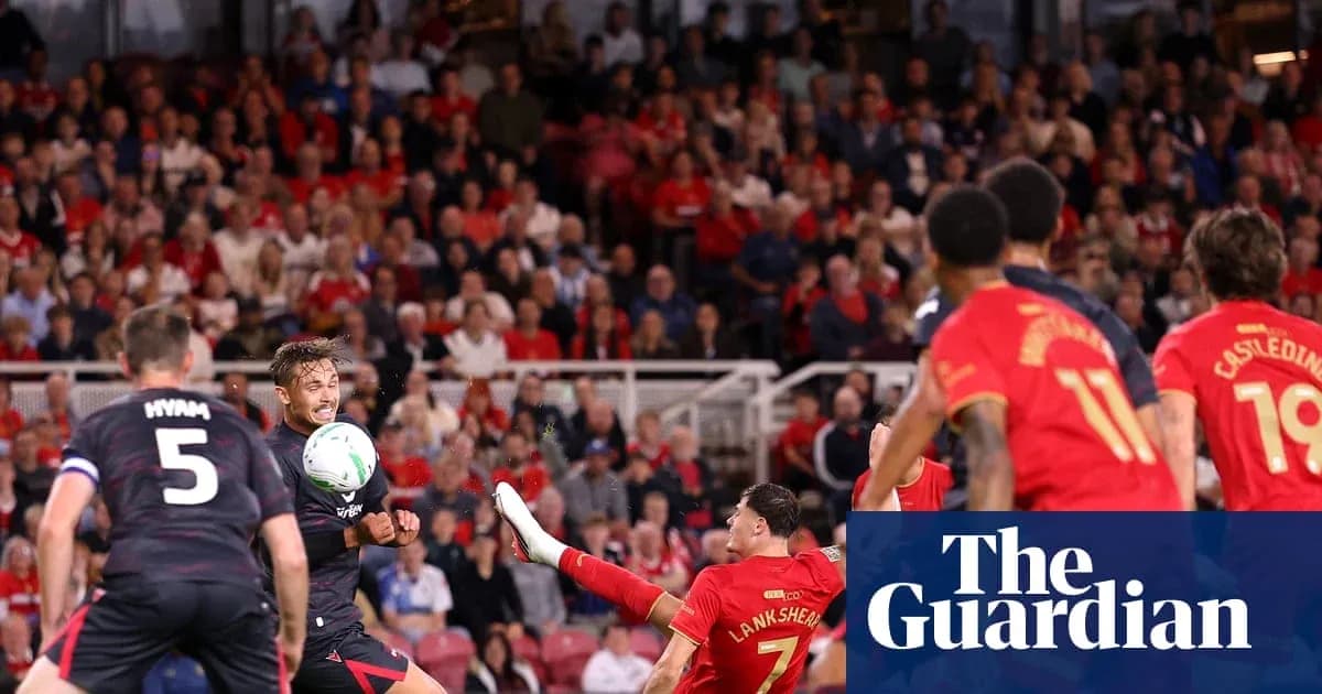 Jugadores compiten por el balón en el partido Jugadores compiten por el balón en el partido