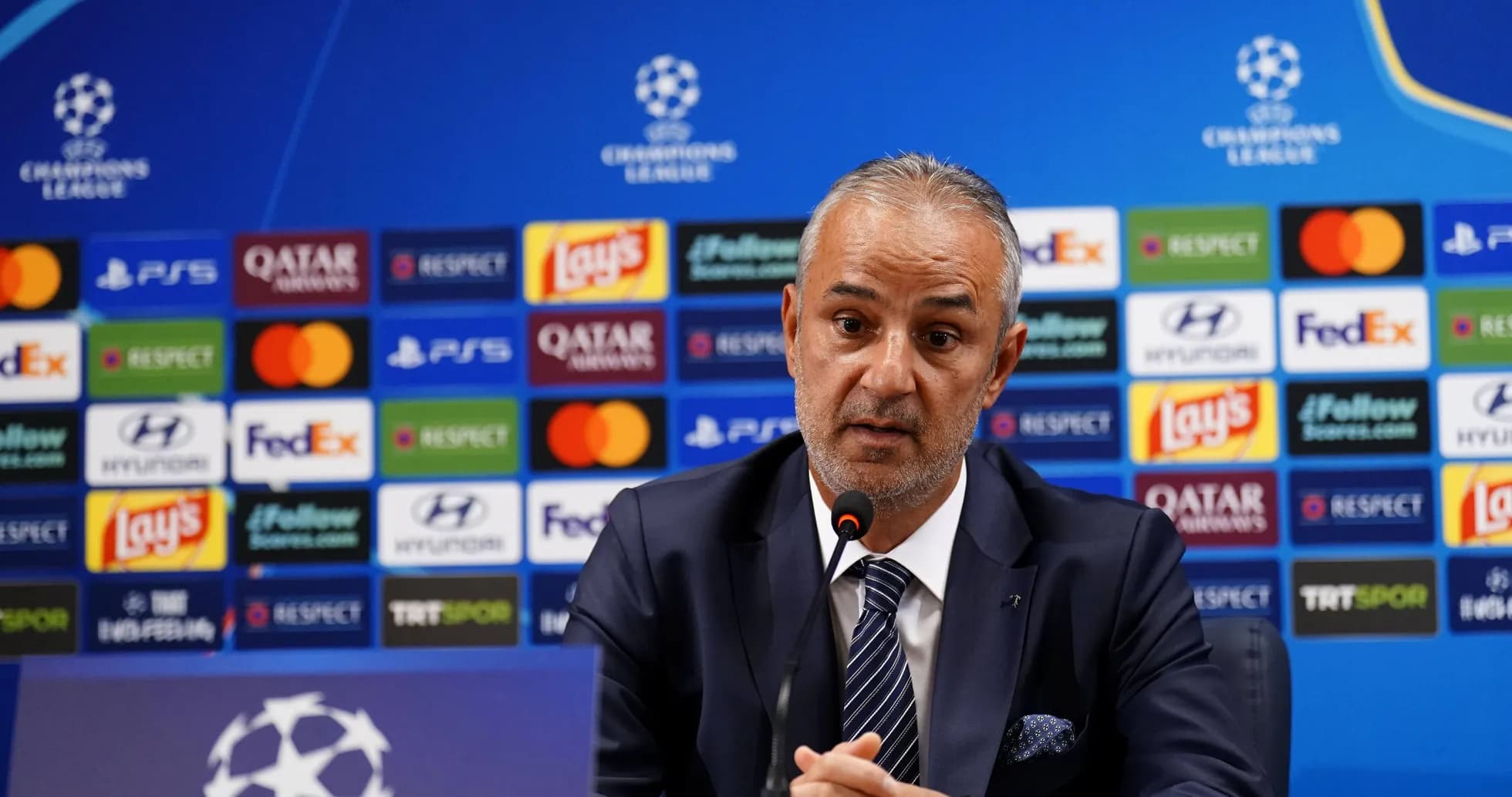 Entrenador en conferencia de prensa de la Champions League Entrenador en conferencia de prensa de la Champions League