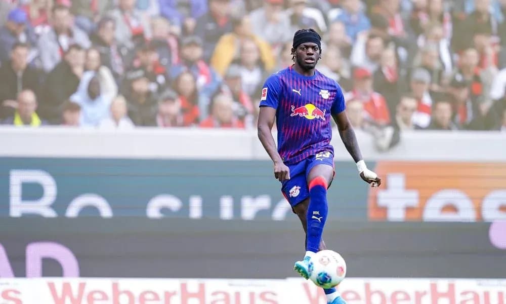 Jugador de RB Leipzig controlando el balón en el campo Jugador de RB Leipzig controlando el balón en el campo