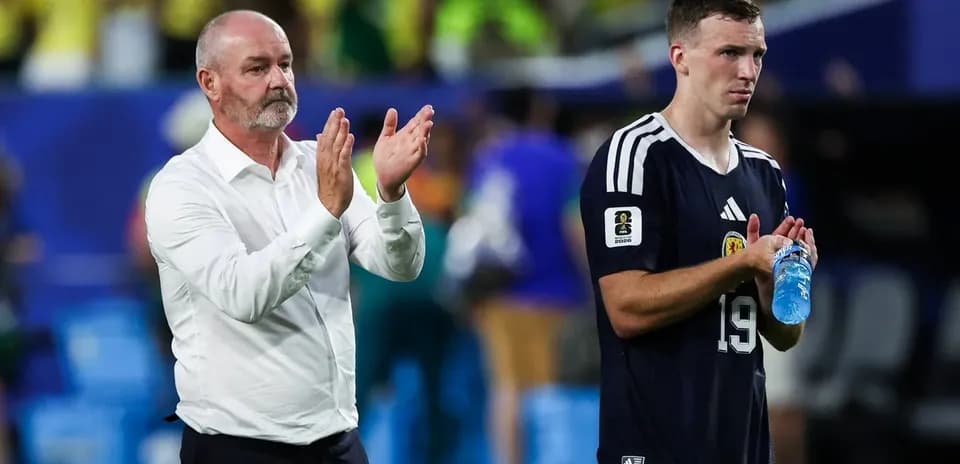 Entrenador y jugador aplaudiendo tras el partido Entrenador y jugador aplaudiendo tras el partido