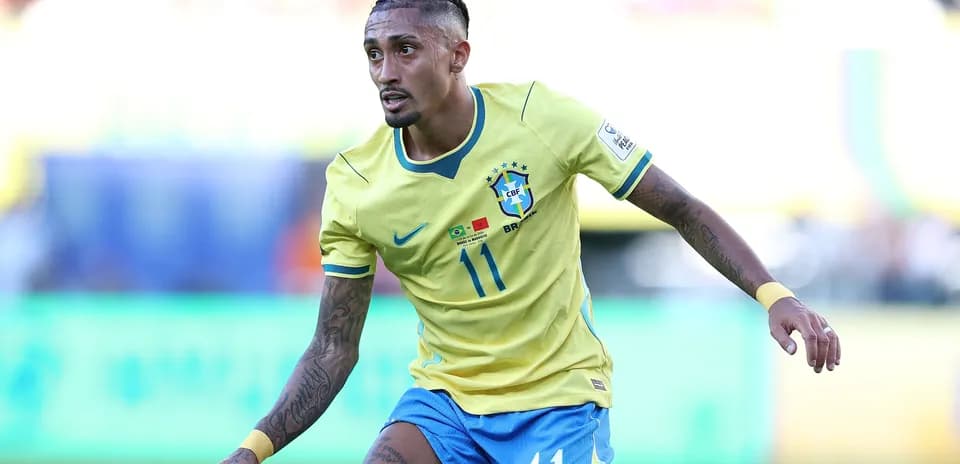Jugador de Brasil corriendo en campo durante partido Jugador de Brasil corriendo en campo durante partido