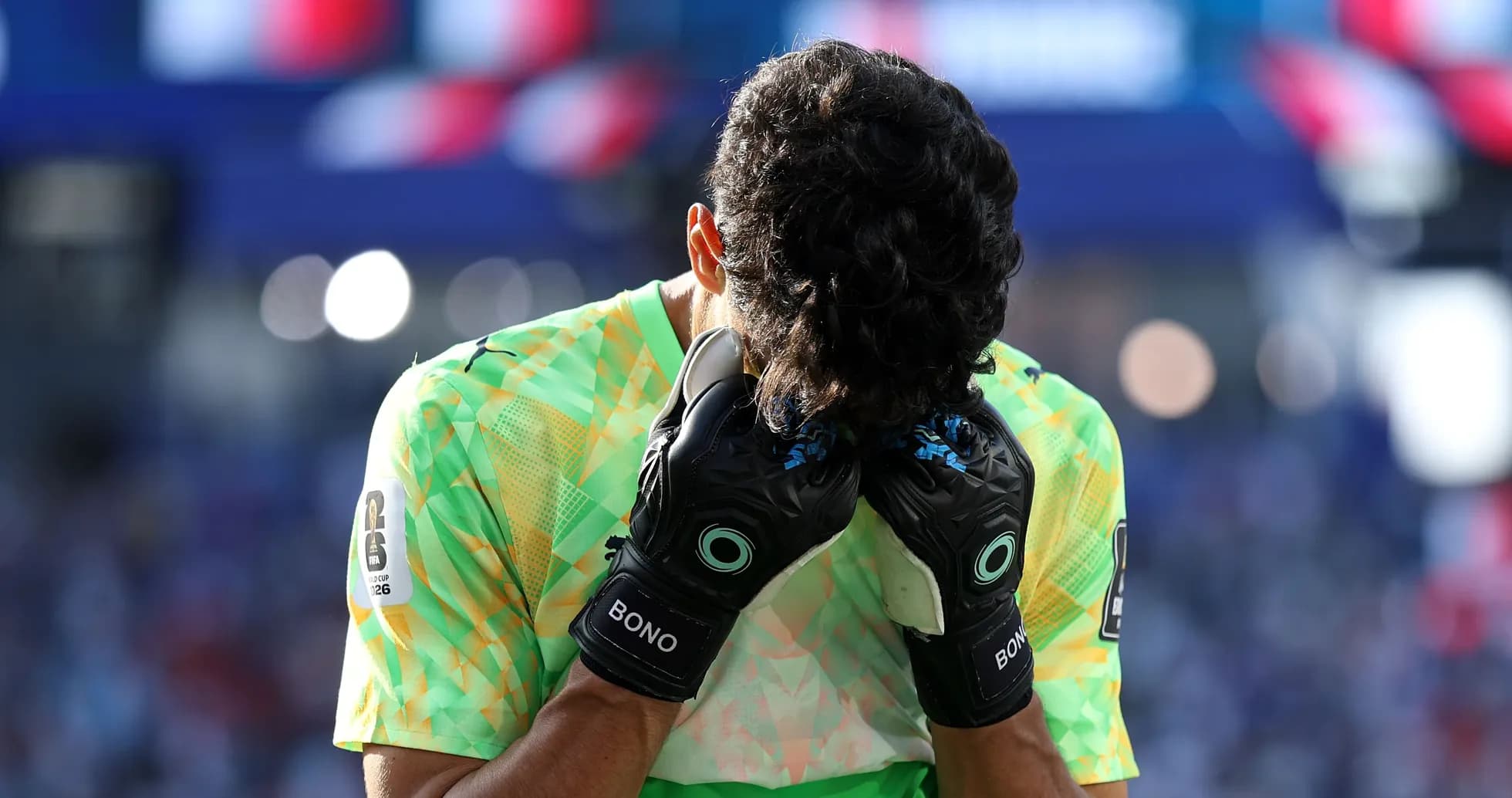 Portero cubriendo su rostro con guantes durante el partido Portero cubriendo su rostro con guantes durante el partido