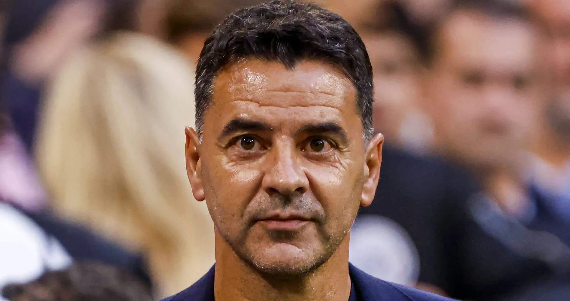 Entrenador observando el partido desde la línea lateral Entrenador observando el partido desde la línea lateral