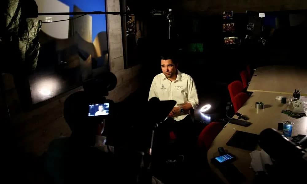 Entrevista en un estudio con iluminación profesional Entrevista en un estudio con iluminación profesional