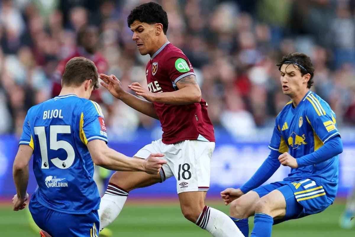 Jugadores de West Ham y Leeds en acción Jugadores de West Ham y Leeds en acción