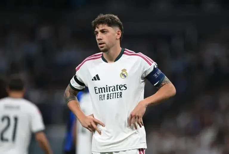 Jugador de Real Madrid con uniforme y cinta de capitán Jugador de Real Madrid con uniforme y cinta de capitán