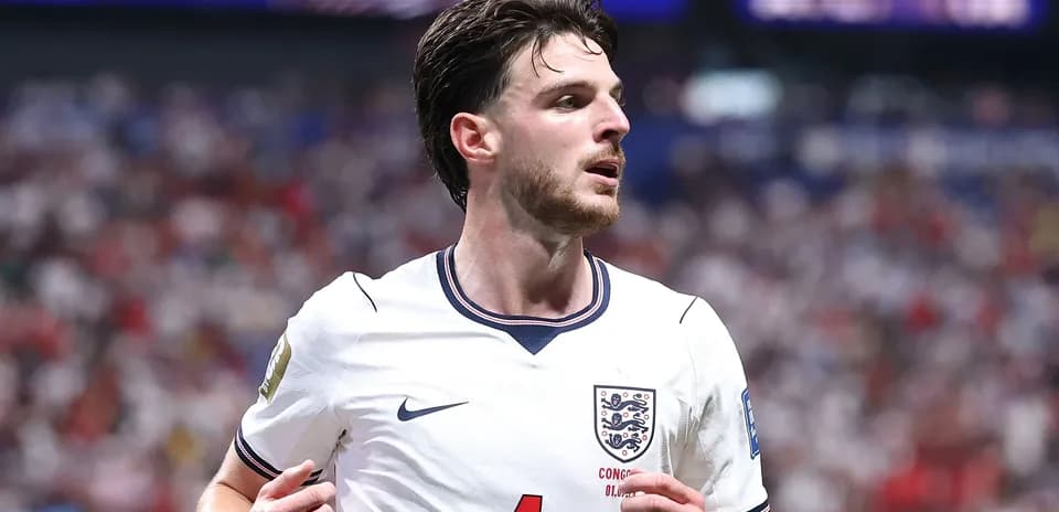 Jugador de Inglaterra corriendo en el campo durante partido Jugador de Inglaterra corriendo en el campo durante partido