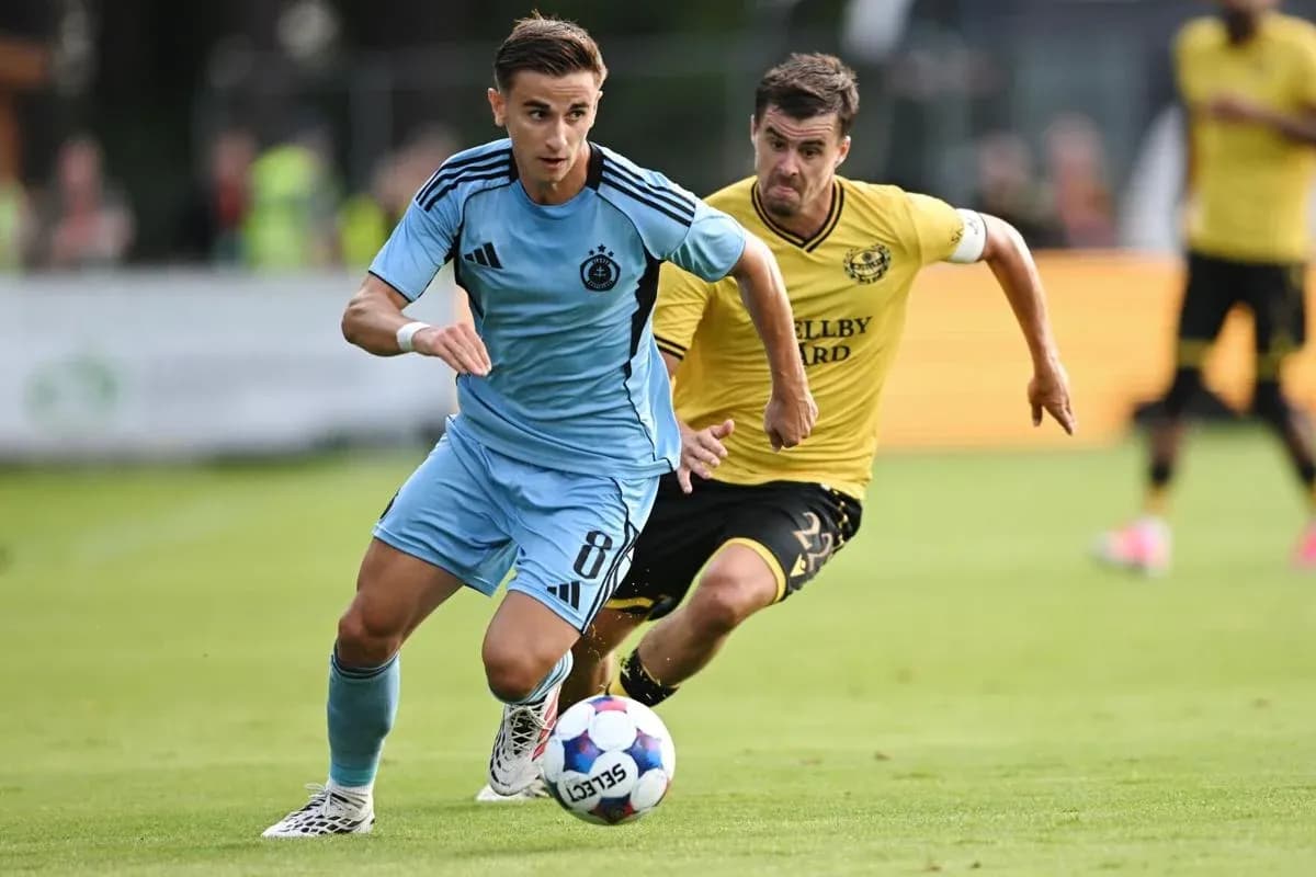 Jugador de Slovan Bratislava en acción contra Mjallby Jugador de Slovan Bratislava en acción contra Mjallby