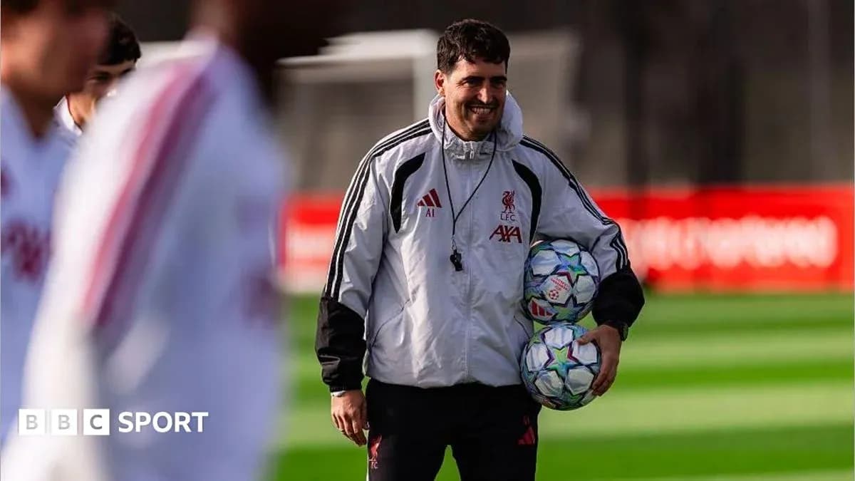 Entrenador sosteniendo balones en sesión de entrenamiento Entrenador sosteniendo balones en sesión de entrenamiento