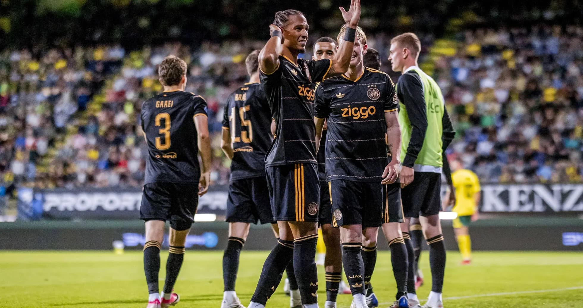 Jugadores de Ajax celebrando un gol durante el partido Jugadores de Ajax celebrando un gol durante el partido