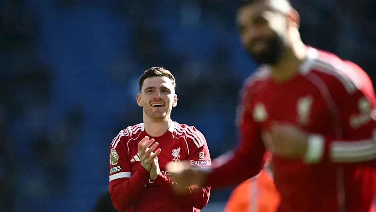 Jugadores de Liverpool aplaudiendo en el campo Jugadores de Liverpool aplaudiendo en el campo