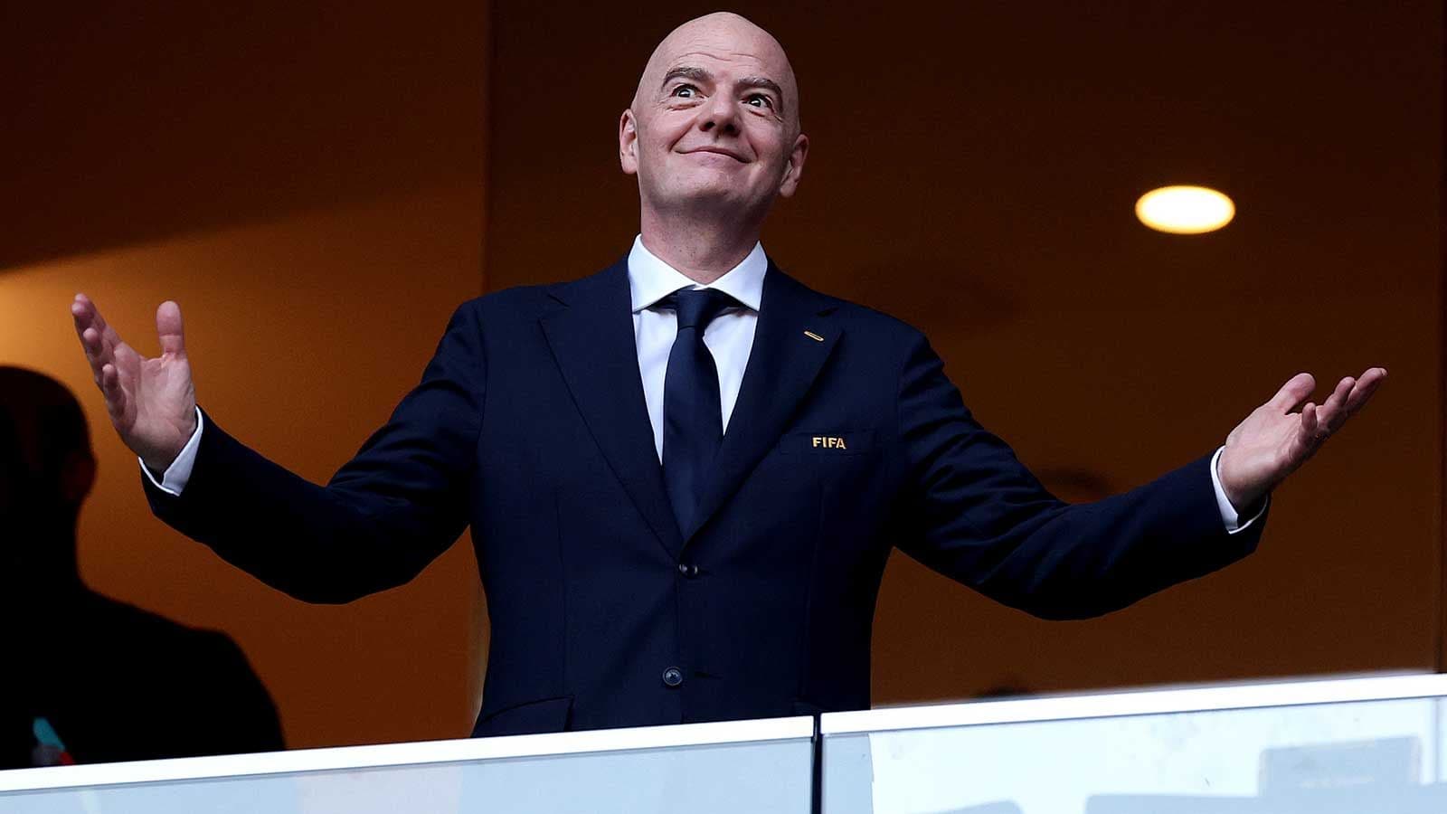 FIFA despide a su director de operaciones Kevin Lamour tras críticas a los planes de Infantino para vender parte del Mundial a inversores FIFA despide a su director de operaciones Kevin Lamour tras críticas a los planes de Infantino para vender parte del Mundial a inversores