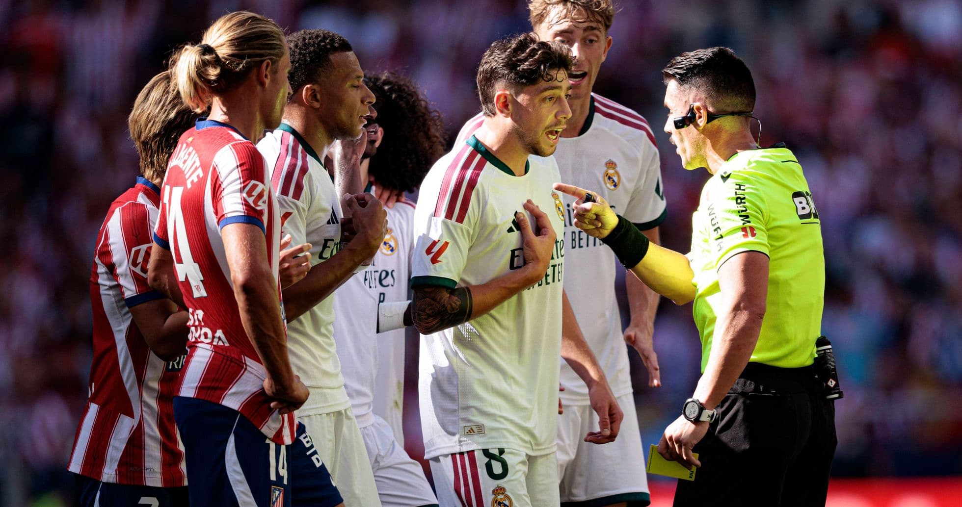 Real Madrid TV ataca con dureza al árbitro tras polémica derrota en el derbi ante Atlético Real Madrid TV ataca con dureza al árbitro tras polémica derrota en el derbi ante Atlético