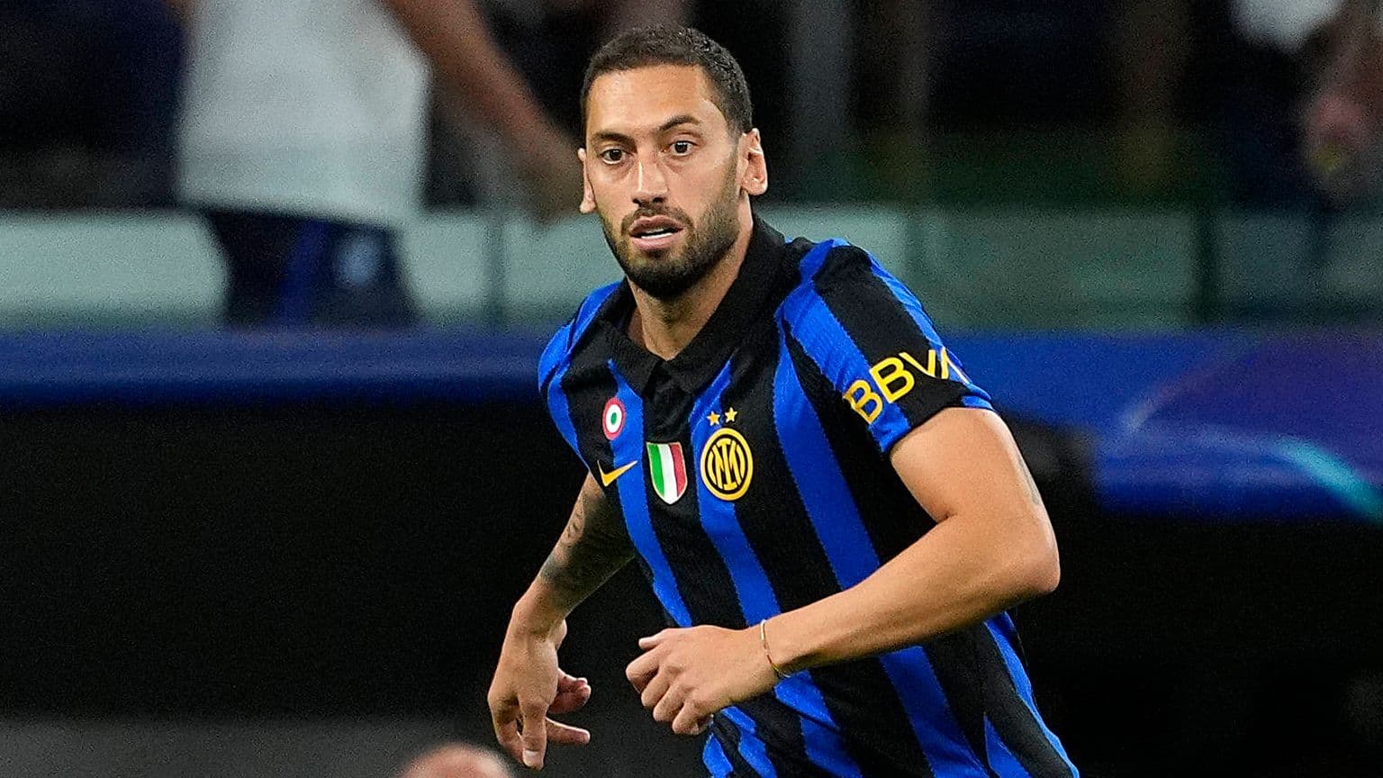 Hakan Calhanoglu se perderá el duelo crucial contra Roma por lesión en el muslo Hakan Calhanoglu se perderá el duelo crucial contra Roma por lesión en el muslo