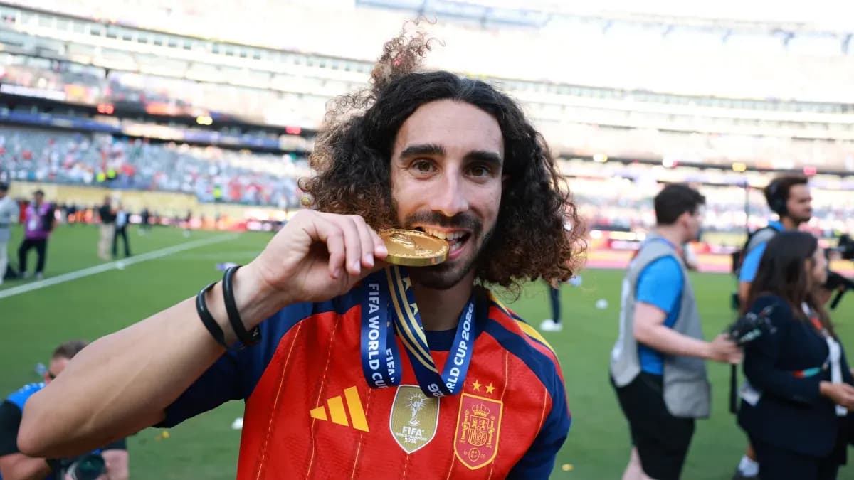 Marc Cucurella cumple su promesa con un tatuaje de Luis de la Fuente tras ganar el Mundial Marc Cucurella cumple su promesa con un tatuaje de Luis de la Fuente tras ganar el Mundial