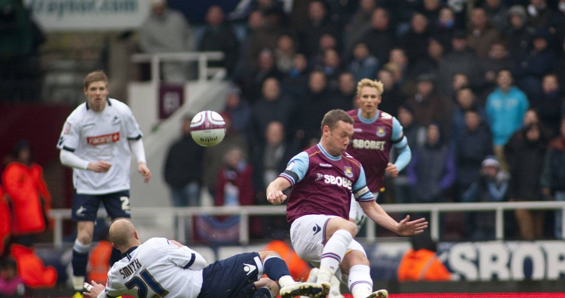 Millwall y West Ham se enfrentan tras 14 años en el histórico 100º derbi Millwall y West Ham se enfrentan tras 14 años en el histórico 100º derbi