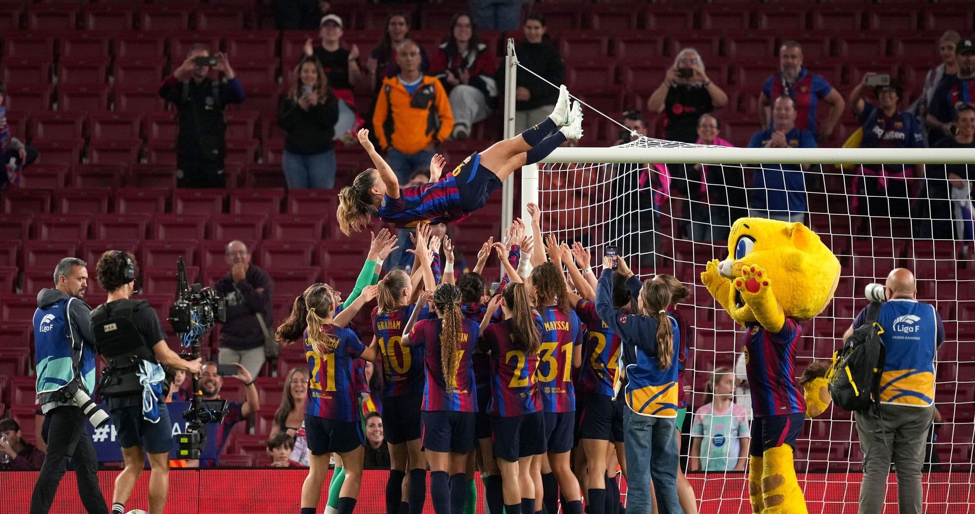 Claudia Pina anota cuatro goles en la aplastante victoria del Barcelona sobre Real Madrid en El Clásico Claudia Pina anota cuatro goles en la aplastante victoria del Barcelona sobre Real Madrid en El Clásico